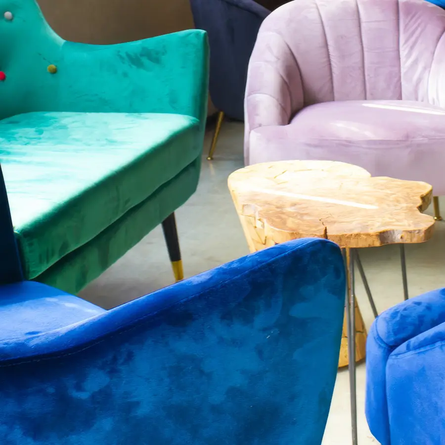 GemĂĽtliche Loungesesel um einen kleinen Holztisch.